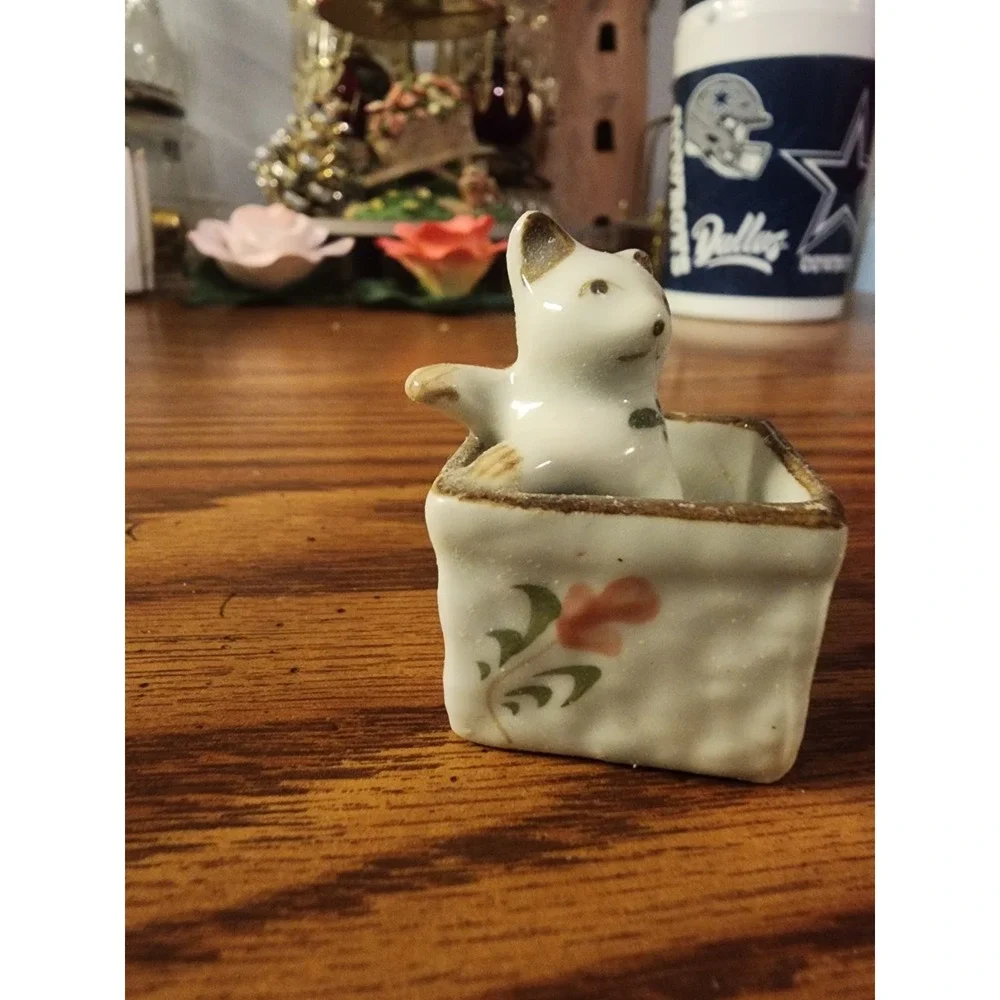 Vintage Porcelain‎ Miniature Handcrafted Kitten Cat In Floral Basket Trinket